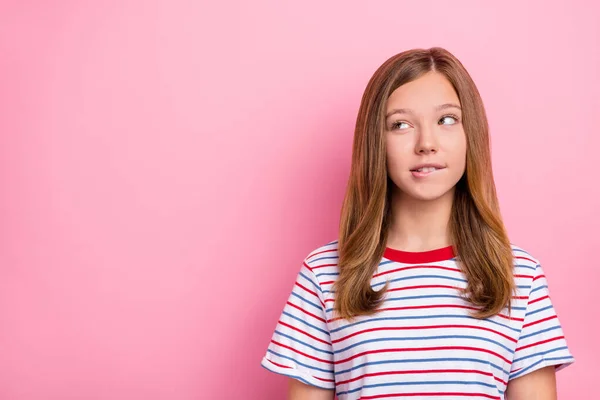 Foto de astúcia menina olhar promo desgaste camiseta vermelha isolada no fundo cor-de-rosa — Fotografia de Stock