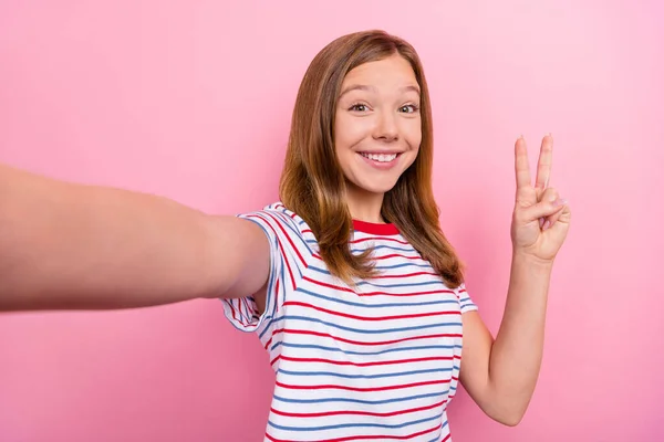 Foto de chica adolescente impresionada do selfie show v-sign wear camiseta roja aislada sobre fondo de color rosa — Foto de Stock