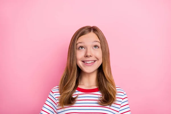 Bild av cool liten flicka titta upp slitage randig t-shirt isolerad på rosa färg bakgrund — Stockfoto