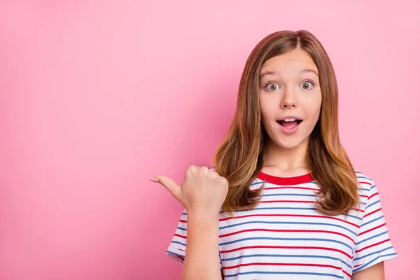 Foto da menina loira adolescente hooray indicam espaço vazio desgaste listrado t-shirt isolada no fundo cor-de-rosa — Fotografia de Stock