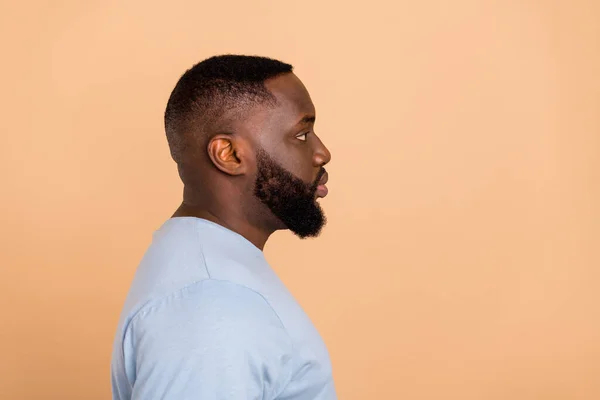 Profilfoto von strengen Millennial-Bart-Mann-Look Werbekleidung isoliert auf beige Farbhintergrund — Stockfoto