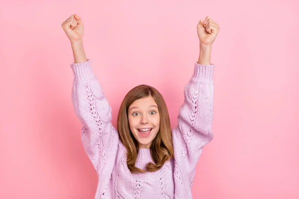 Retrato de atractiva chica adolescente alegre suerte se divierte regocijo aislado sobre fondo de color pastel rosa — Foto de Stock