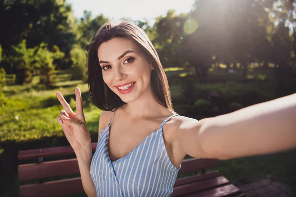 Portré imádnivaló édes bájos hölgy mutatja v-jel a kamera forgatás videó vlog töltsön szabadidőt a szabadban — Stock Fotó