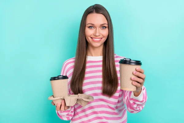 밝은 청록색 배경에 분리되어 있는 종이 라떼 컵 음료를 주는 유쾌 한 소녀의 모습 — 스톡 사진