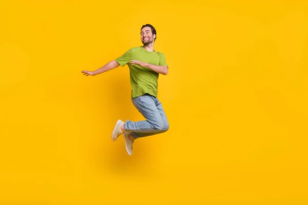 Полный профиль тела боковой фотографии молодого человека прыгать удивленный взгляд пустое пространство изолированы на желтый цвет фона — стоковое фото