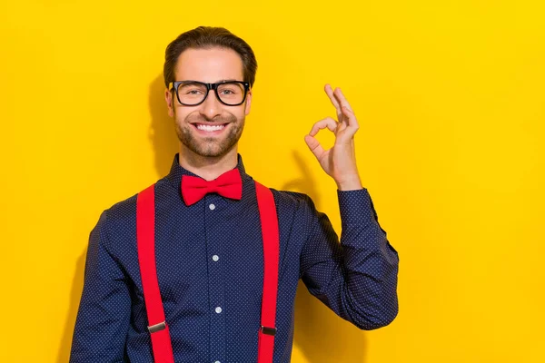 Foto des jungen Mannes zeigen Finger okey Symbol Feedback Promo perfekt isoliert über gelben Farbhintergrund — Stockfoto