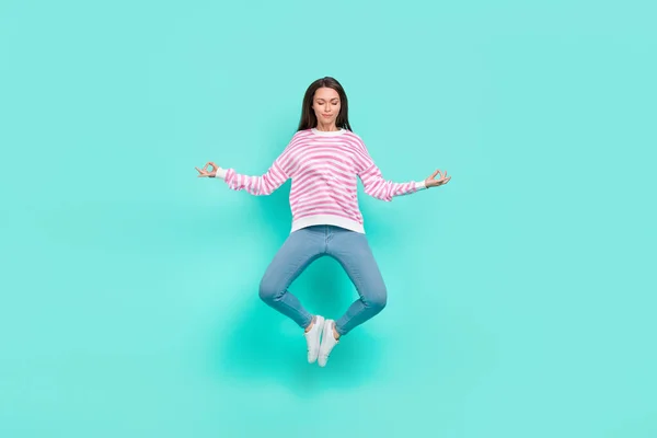 Full längd kroppsstorlek bild av attraktiva lugn drömmande flicka hoppa meditera isolerad över ljusa teal turkos färg bakgrund — Stockfoto