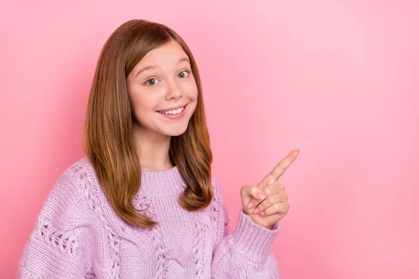 Πορτρέτο της ελκυστικό χαρούμενο κορίτσι girly αποδεικνύοντας νέα καινοτομία διαφημιστικό χώρο αντίγραφο απομονώνονται σε ροζ παστέλ φόντο χρώμα — Φωτογραφία Αρχείου
