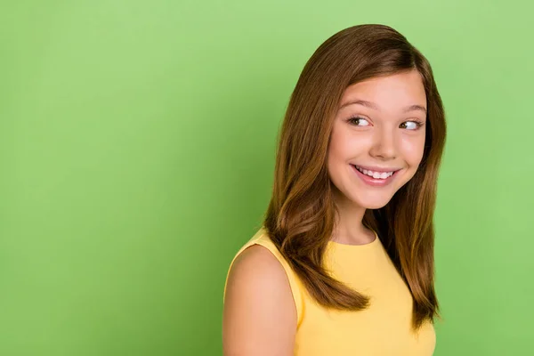 Foto de bom humor alegre doce senhora olhar espaço vazio interessado perguntando isolado no fundo cor verde — Fotografia de Stock