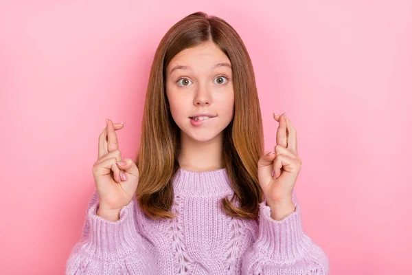 Foto di incerto incerto ragazza vestita maglia pullover dita incrociate mordere labbro isolato colore rosa sfondo — Foto Stock