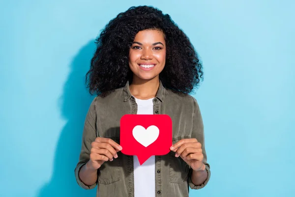 Фотографія молодої красивої африканської жінки вибір серцевої картки тримайте блогер підписатися кнопка ізольована на фоні синього кольору — стокове фото