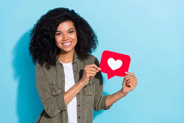 Photo de jeune fille curieuse penser idée annonce choisir bouton télécharger isolé sur fond de couleur bleue — Photo