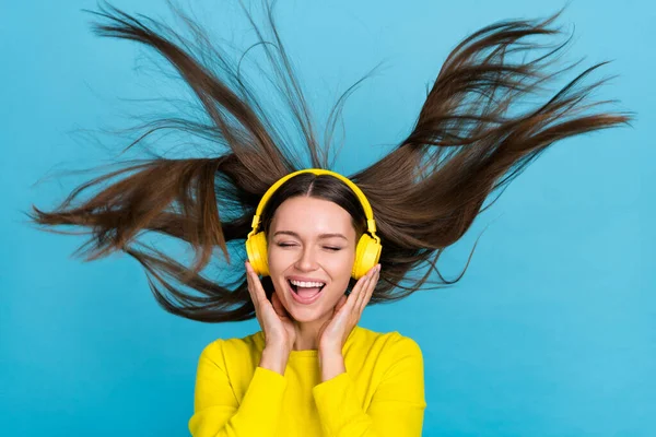 Photo of cool millennial brunetka lady słuchać muzyki śpiewać nosić pullover słuchawki izolowane na niebieskim tle — Zdjęcie stockowe