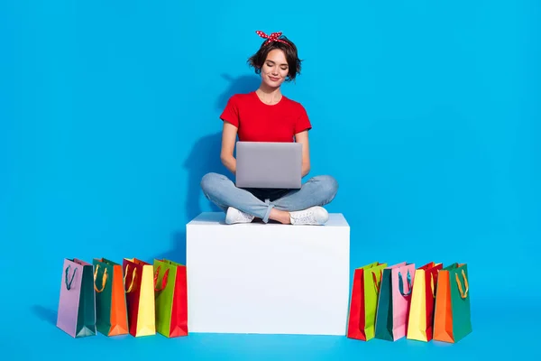 Полное фото тела молодой девушки сделать торговый интернет-магазин скидки сезон изолирован на синем фоне цвета — стоковое фото