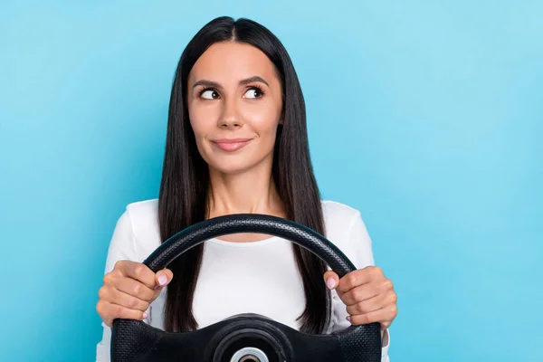 Foto van jonge vrouw wonder denken kijken lege ruimte rijden voertuig stuurwiel geïsoleerd over blauwe kleur achtergrond — Stockfoto