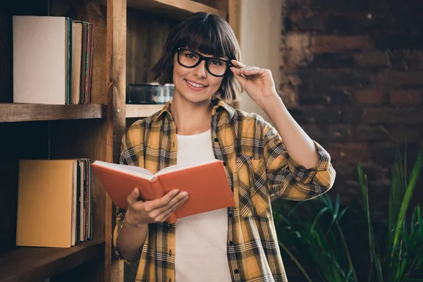 Retrato de hermosa encantadora chica inteligente lectura libro novela favorita desgaste gafas relajante en casa — Foto de Stock