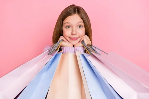 Φωτογραφία από λαμπερό αξιολάτρευτο πλεκτό κορίτσι πουλόβερ εκμετάλλευση ψώνια ευκαιρίες απομονωμένο ροζ χρώμα φόντο — Φωτογραφία Αρχείου
