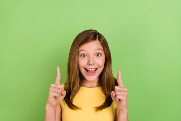 Foto de joven excitado chica indicar dedo vacío espacio anuncios promo recomendar aislado sobre fondo de color verde — Foto de Stock
