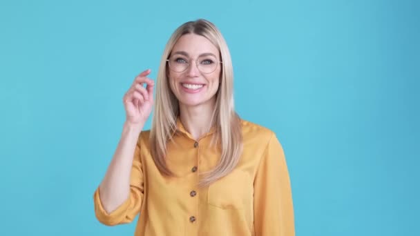 Vermarkter Dame Touch Spezifikationen aussehen Firma Karriere isoliert blaue Farbe Hintergrund — Stockvideo