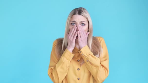 Angstige manager dame onder de indruk verschrikkelijk nieuws geïsoleerde blauwe kleur achtergrond — Stockvideo