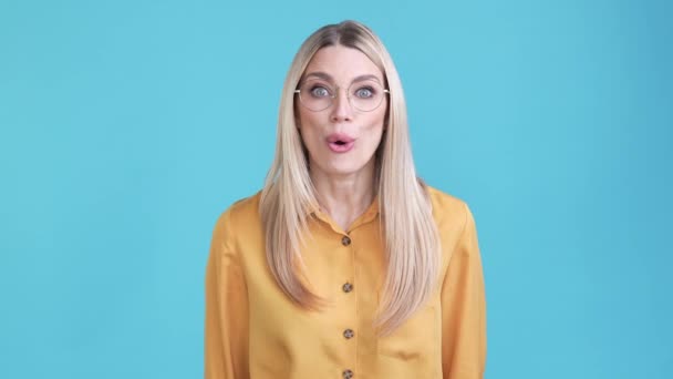 Lady watch specs beeindruckt Optometrie Nachricht isoliert blaue Farbe Hintergrund — Stockvideo