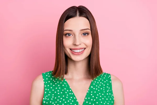 Foto de jovem alegre menina sorriso visita dentista clínica branqueamento cárie proteger isolado sobre cor rosa fundo — Fotografia de Stock
