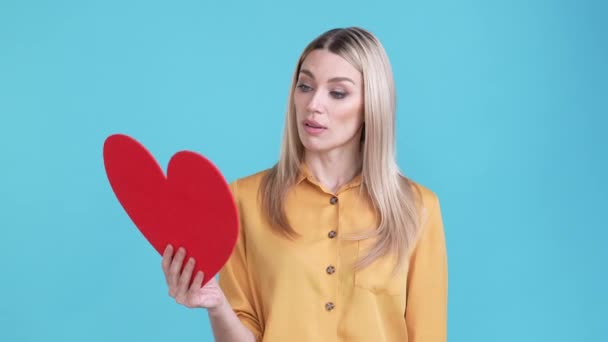 Lady nicht wie 14 Februar Geschenk werfen isoliert blaue Farbe Hintergrund — Stockvideo