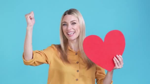 Gai dame obtenir 14 Février présent poing jusqu'à isolé fond de couleur bleue — Video