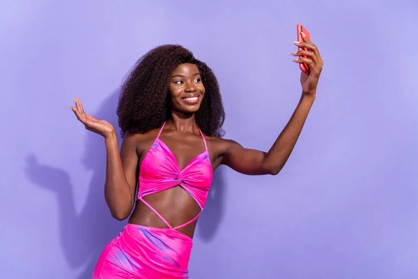 Fotografie docela roztomilé afro dívka nosit pintu sexy outfit tacking selfie moderní gadget usmívat izolované fialové barvy pozadí — Stock fotografie