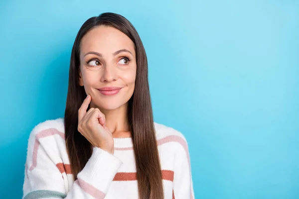 Foto van grappige flirterige dame kijken lege ruimte vinger wang slijtage gestreepte trui geïsoleerde blauwe kleur achtergrond — Stockfoto