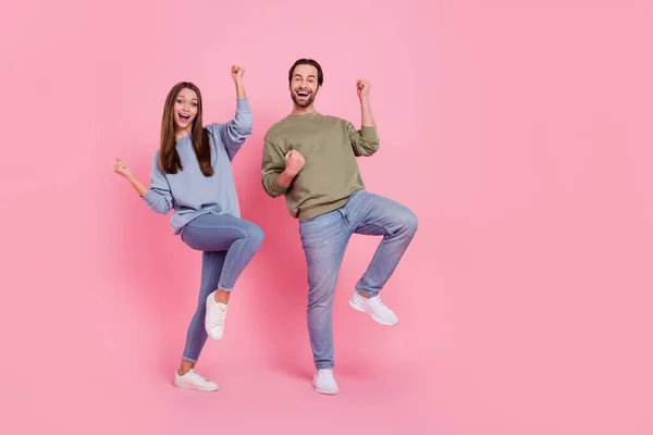 Volledige foto van aantrekkelijke dame knappe man blij succes bereiken geïsoleerd op roze kleur achtergrond — Stockfoto