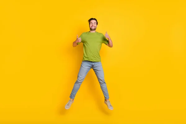 Pełna długość zdjęcie młody człowiek skoczek pokazać palce kciuk-up reklama promo sugerują zatwierdzenie izolowane na żółtym tle kolor — Zdjęcie stockowe