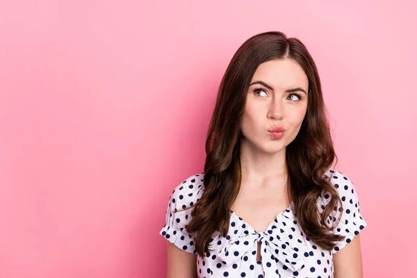 Retrato de atraente astúcia mulher de cabelos ondulados overthinking espaço cópia pout lábios isolados sobre cor pastel rosa fundo — Fotografia de Stock