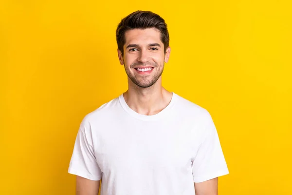 Photo de joyeux beau beau homme toothy rayonnant sourire porter blanc t-shirt isolé fond de couleur jaune — Photo