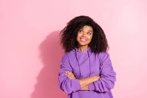 Bild av charmiga drömska afro flicka bära violett tröja armar korsade ser tomt utrymme leende isolerad rosa färg bakgrund — Stockfoto