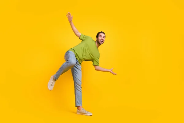 Foto sisi profil penuh pemuda bersenang-senang memakai pakaian kasual terisolasi dengan latar belakang warna kuning — Stok Foto
