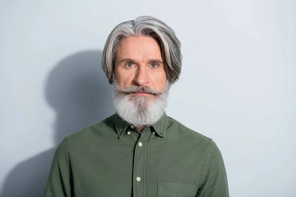 Portré vonzó tartalom komoly ősz hajú férfi visel hivatalos ing elszigetelt szürke pasztell szín háttér — Stock Fotó