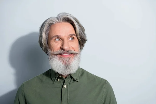 Ritratto di attraente allegro uomo dai capelli grigi intelligente pensare copia spazio prendere decisione isolato su sfondo grigio pastello colore — Foto Stock