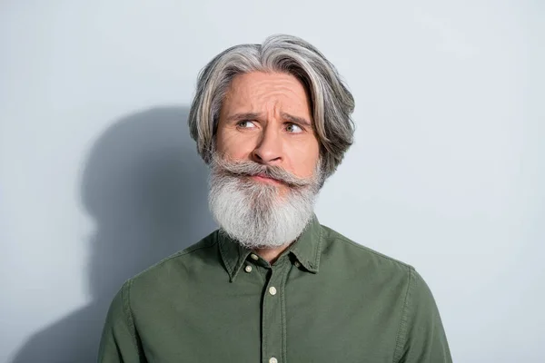 Portrait d'attrayant homme aux cheveux gris surpensant espace de copie décision difficile isolé sur fond gris couleur pastel — Photo