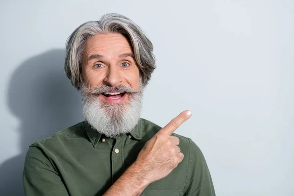 Retrato de atractivo hombre de pelo gris alegre demostrando fotocopia espacio solución vacunación aislado sobre gris pastel color fondo — Foto de Stock