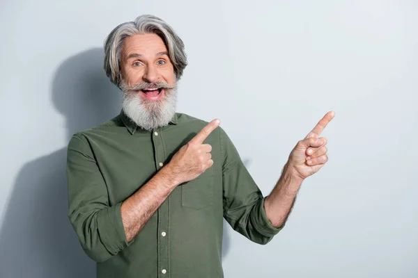 Retrato de atractivo hombre de pelo gris alegre mostrando espacio de copia vacunación cuidado de la salud aislado sobre fondo de color pastel gris — Foto de Stock