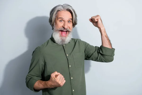 Porträt von attraktiven fröhlichen grauhaarigen Mann jubelt Spaß haben gute Nachrichten isoliert über graue Pastellfarbe Hintergrund — Stockfoto