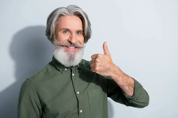 Portrait of attractive cheerful grey-haired man showing thumbup ad advert solution isolated over gray pastel color background — Stock Photo, Image