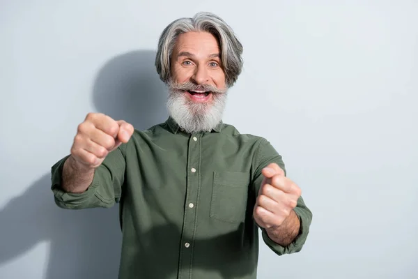 Retrato de atractivo hombre de pelo gris alegre sosteniendo volante invisible conduciendo aislado sobre fondo de color pastel gris — Foto de Stock