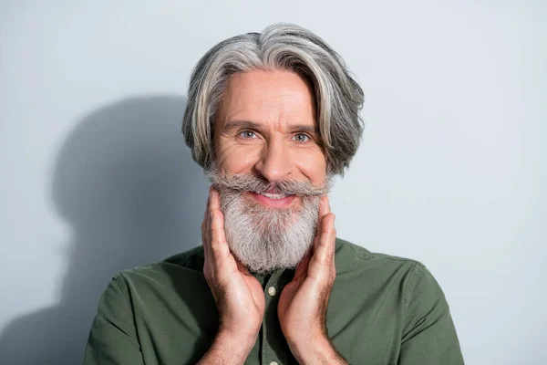 Retrato de atractivo hombre de pelo gris bien cuidado tocando suave barba blanca aislada sobre fondo de color pastel gris — Foto de Stock