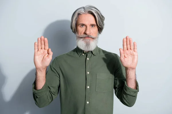 Portré vonzó komoly nyugodt ősz hajú férfi bemutató stop tábla nincs elutasítás elszigetelt szürke pasztell szín háttér — Stock Fotó
