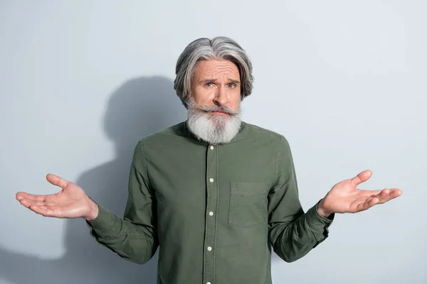 Retrato de atraente intrigante homem de cabelos grisalhos encolhendo ombros nenhuma resposta isolada sobre fundo de cor pastel cinza — Fotografia de Stock