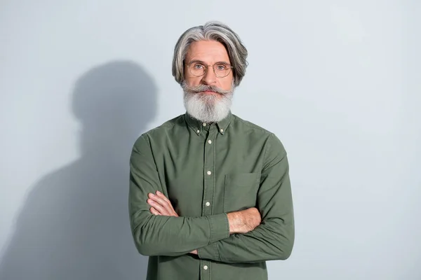 Portrait de contenu attrayant homme aux cheveux gris directeur exécutif bras croisés isolé sur fond gris pastel — Photo