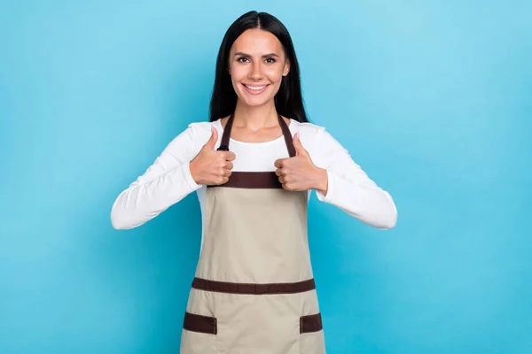 Foto de jovem mulher bonita mostrar polegares-up grande sugerir anúncios lojista isolado sobre fundo de cor azul — Fotografia de Stock