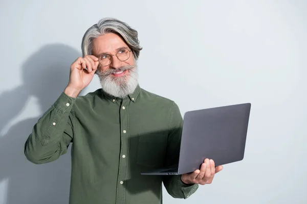 Portré jóképű trendi vidám kreatív ősz hajú férfi web designer segítségével laptop merengő elszigetelt szürke pasztell szín háttér — Stock Fotó